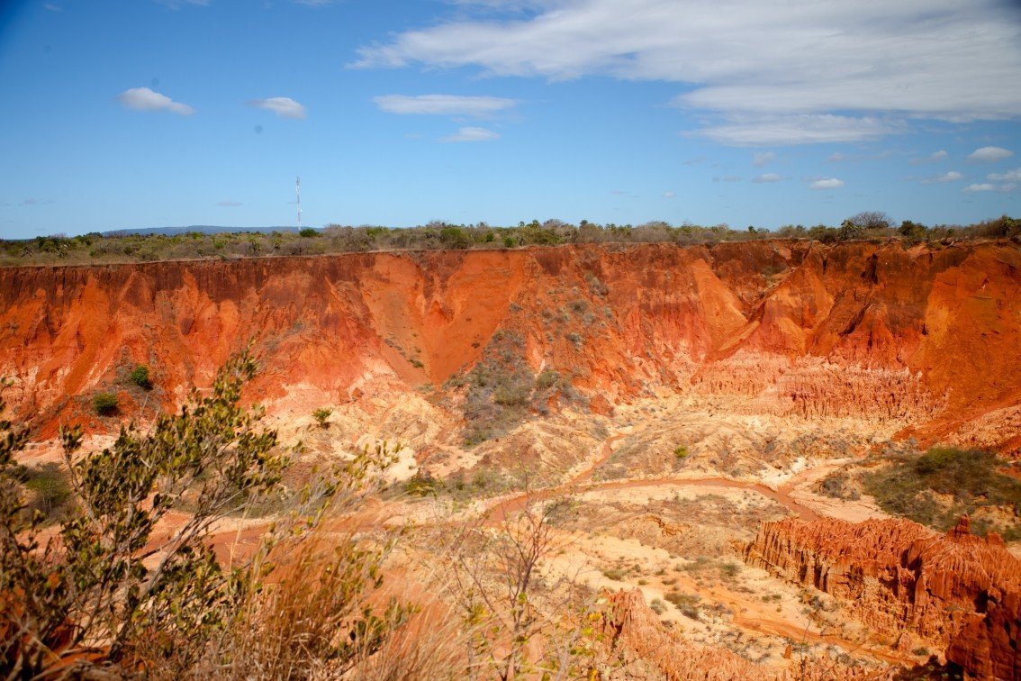Madagaskar Czerwona Wyspa - główny ląd, baobab i wodospad